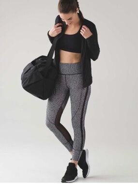 Lululemon hit it leggings in frozen fizz white & back size 4